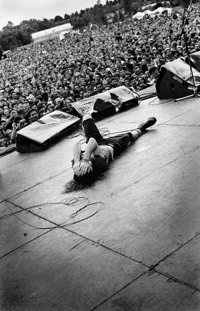 Eddie Vedder drop stage hands on head 001 copy 14