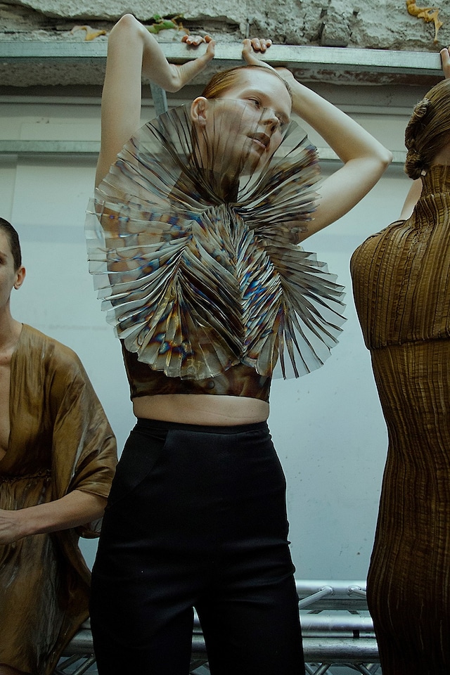 Iris Van Herpen AW15 Dazed backstage womenswear oil fan 19