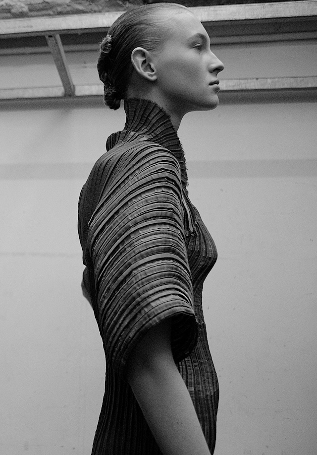Iris Van Herpen AW15 Dazed backstage womenswear pleated 14