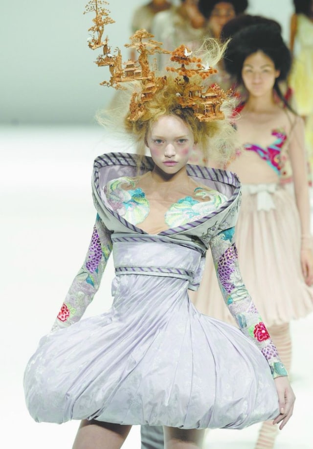 Alexander McQueen, SS05, “It&#39;s Only A Game” Dazed 21