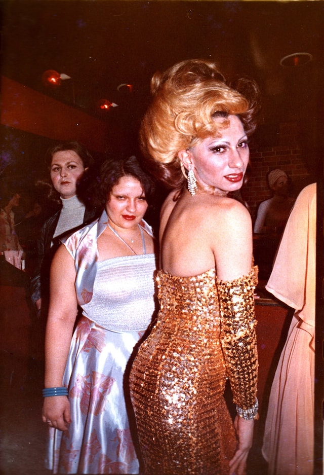 Nan Goldin Naomi with her sister, Honey 1972 0