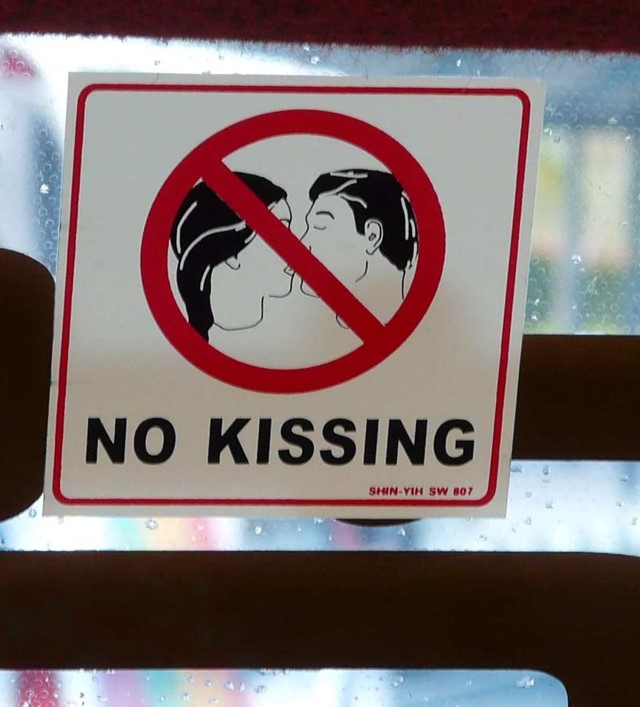 no-kissing-sign