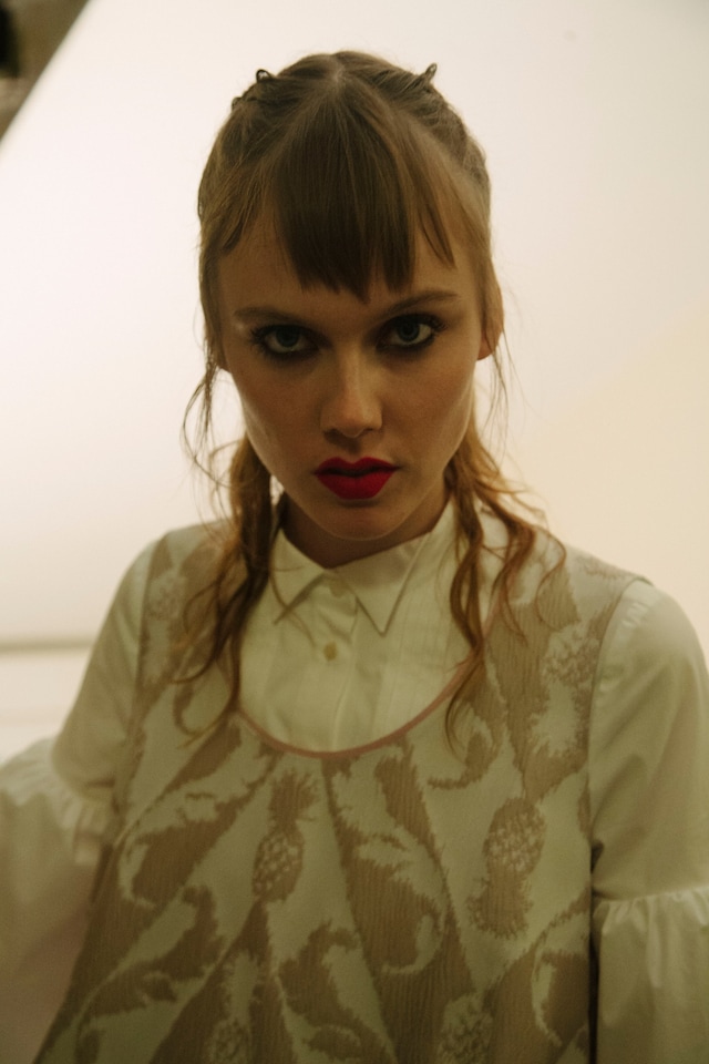 Giles Deacon SS16 Backstage 20