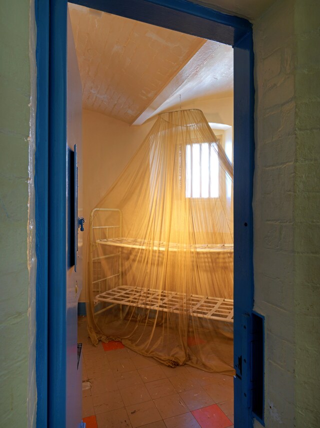 Inside – Artists and Writers in Reading Prison 8