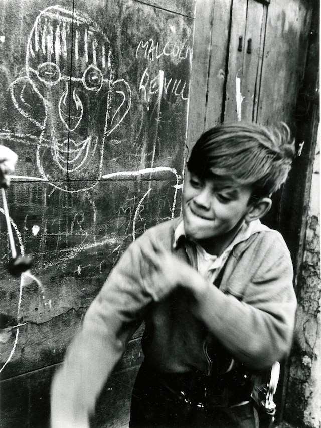01_PressImage l Roger Mayne, Boy playing conkers, 5