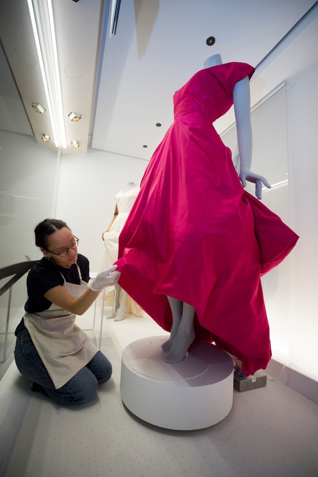 balenciaga shaping fashion cristobal v&amp;a museum exhibition 7
