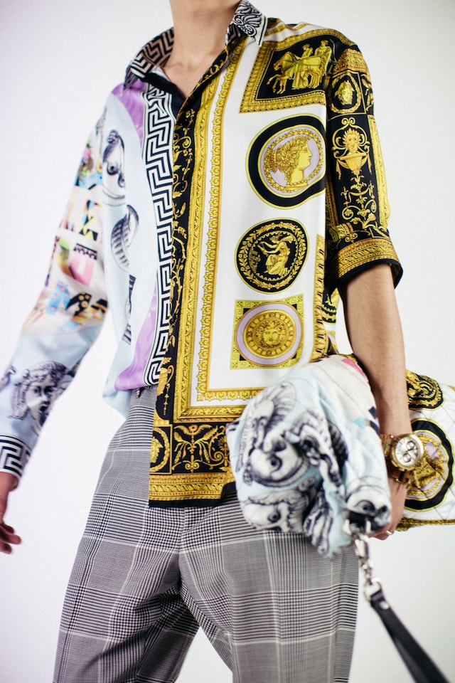 versace donatella gianni garden mansion ss18 show milan 22