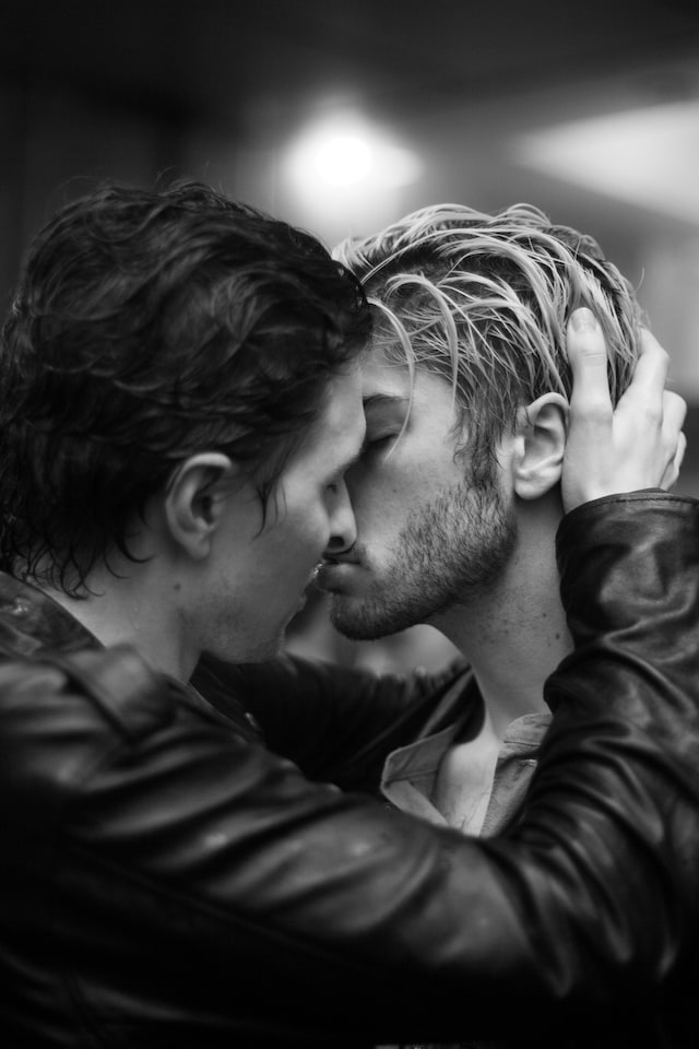 Voices 4 queer kiss in 3