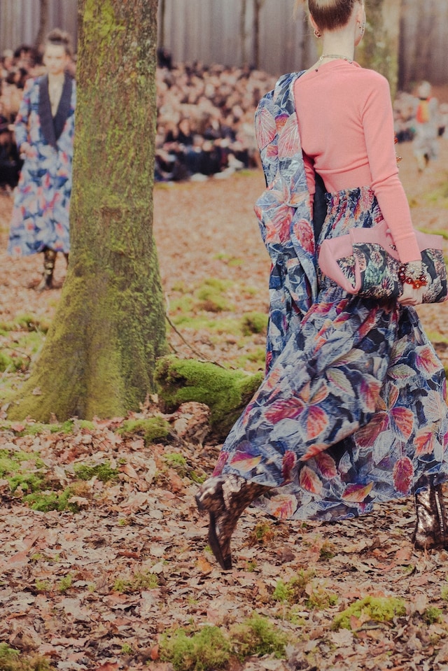 chanel aw18 forest fw18 paris fashion week pfw kaia gerber 10