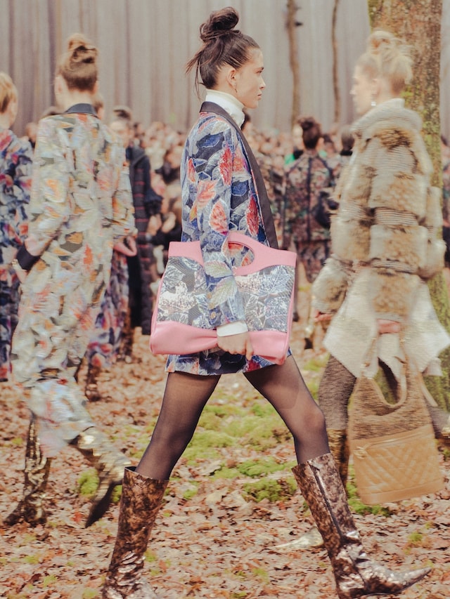 chanel aw18 forest fw18 paris fashion week pfw kaia gerber 2