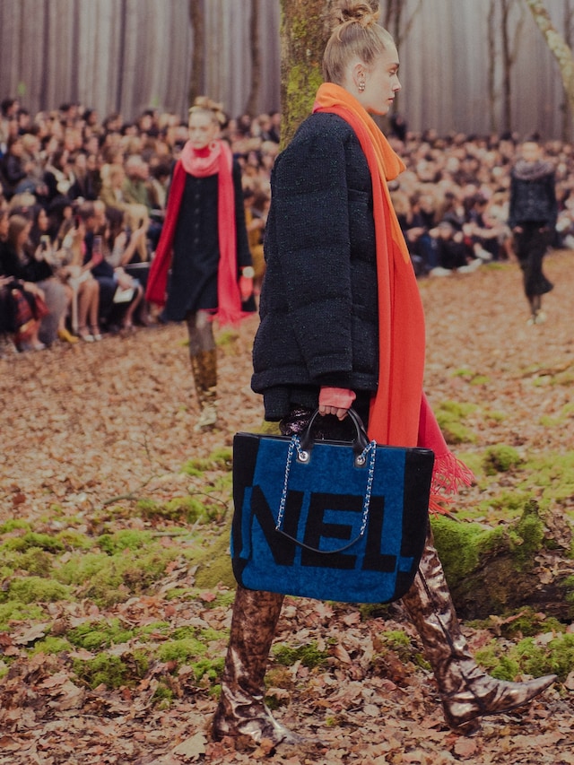 chanel aw18 forest fw18 paris fashion week pfw kaia gerber 1