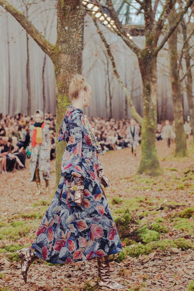 chanel aw18 forest fw18 paris fashion week pfw kaia gerber 16