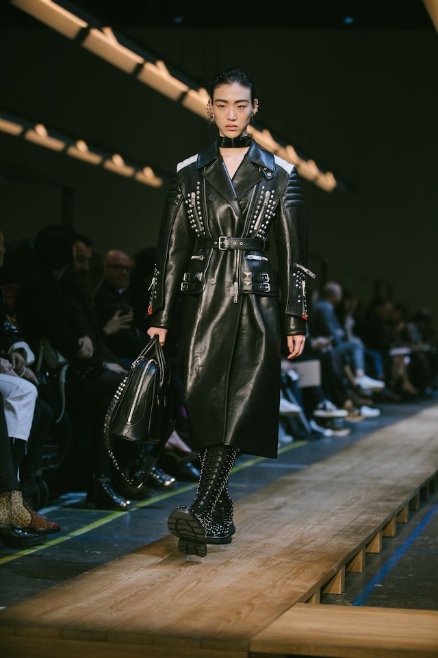 Alexander McQueen AW19 Sarah Burton PFW Paris Fashion Week 15