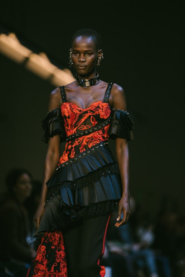 Sarah Burton's Final Alexander McQueen Collection Honors the House's  Signatures - Fashionista