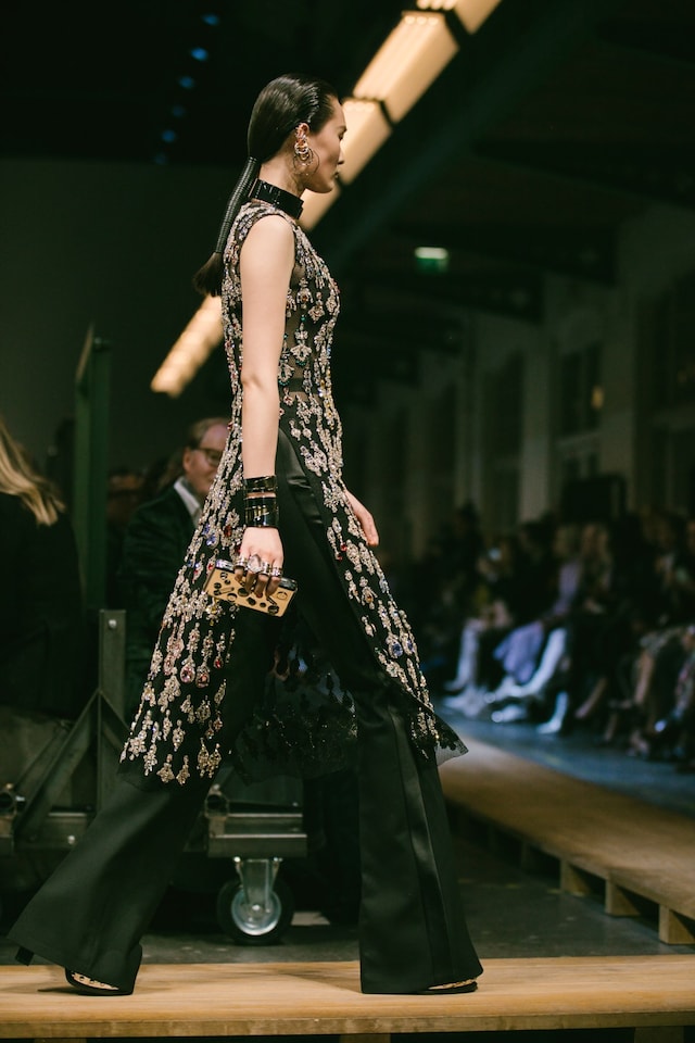Alexander McQueen AW19 Sarah Burton PFW Paris Fashion Week 22