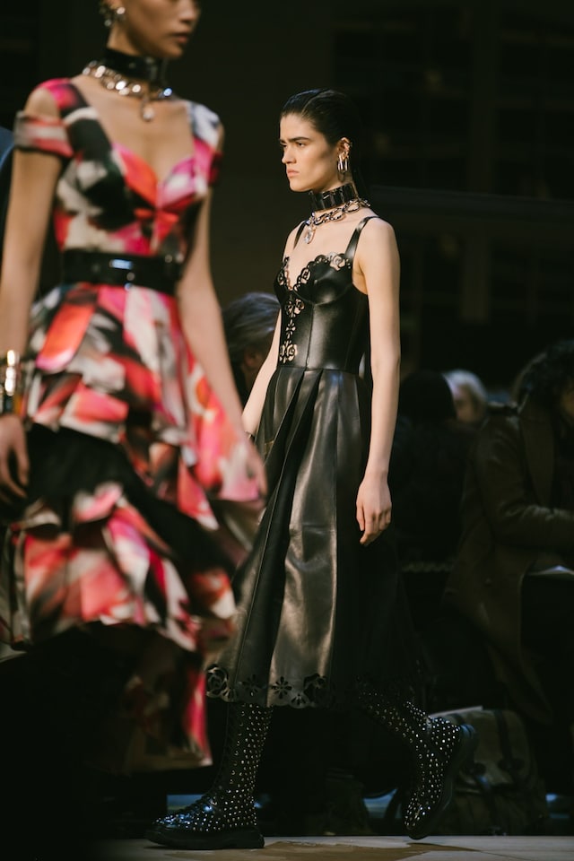 Alexander McQueen AW19 Sarah Burton PFW Paris Fashion Week 28