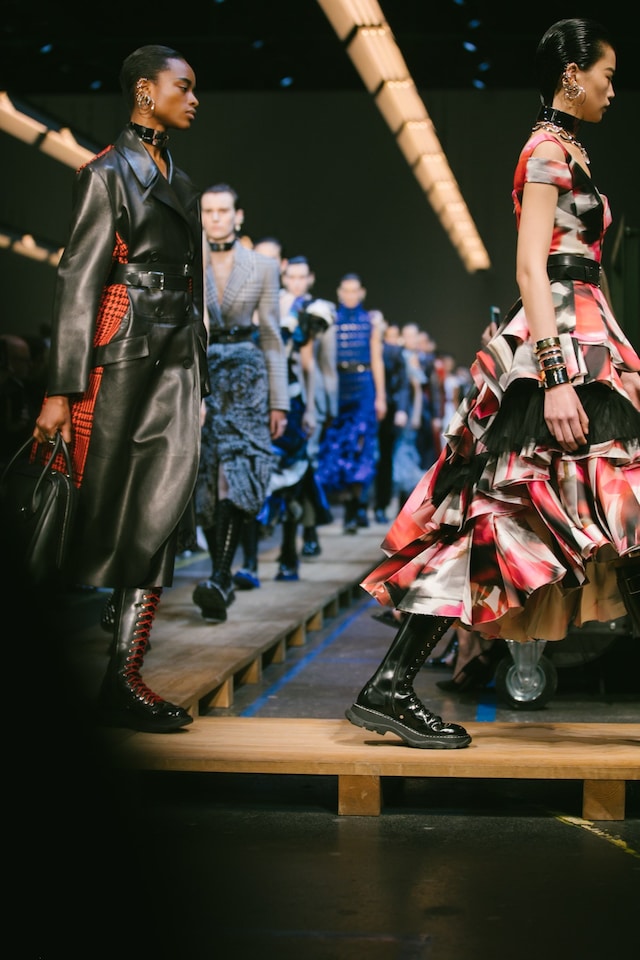 Alexander McQueen AW19 Sarah Burton PFW Paris Fashion Week 32