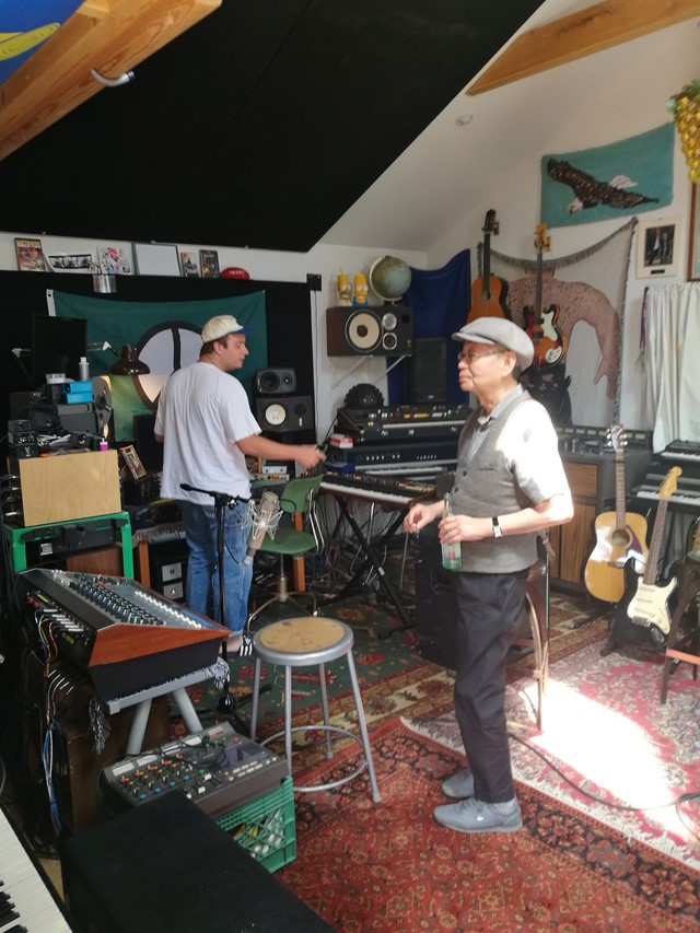 Mac DeMarco shows Haruomi Hosono his home studio