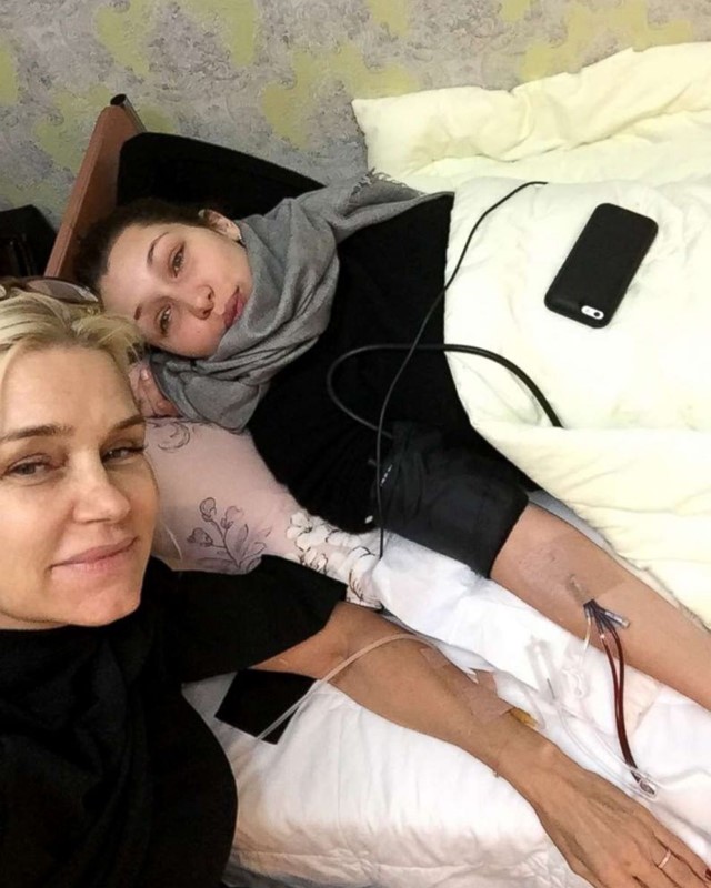 yolanda-hadid-bella-selfie-ht-jef-170912_4x5_992