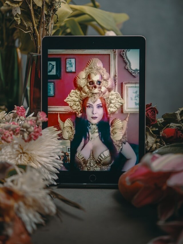 Femme Ferale, Damien Frost 26