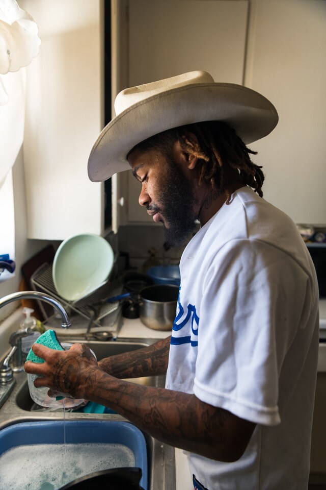 Keenan washes dishes 26