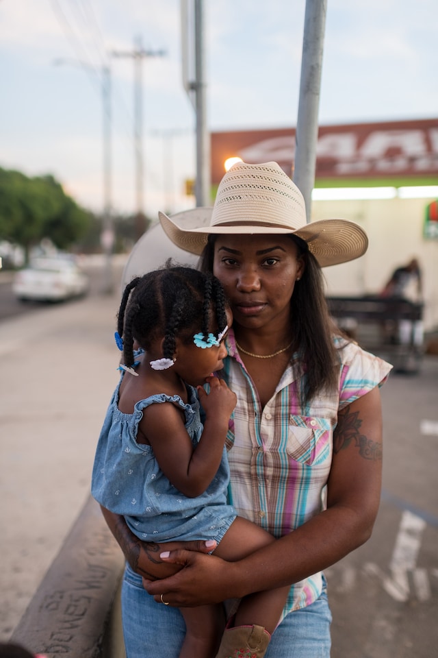 Keiara poses with daughter 28