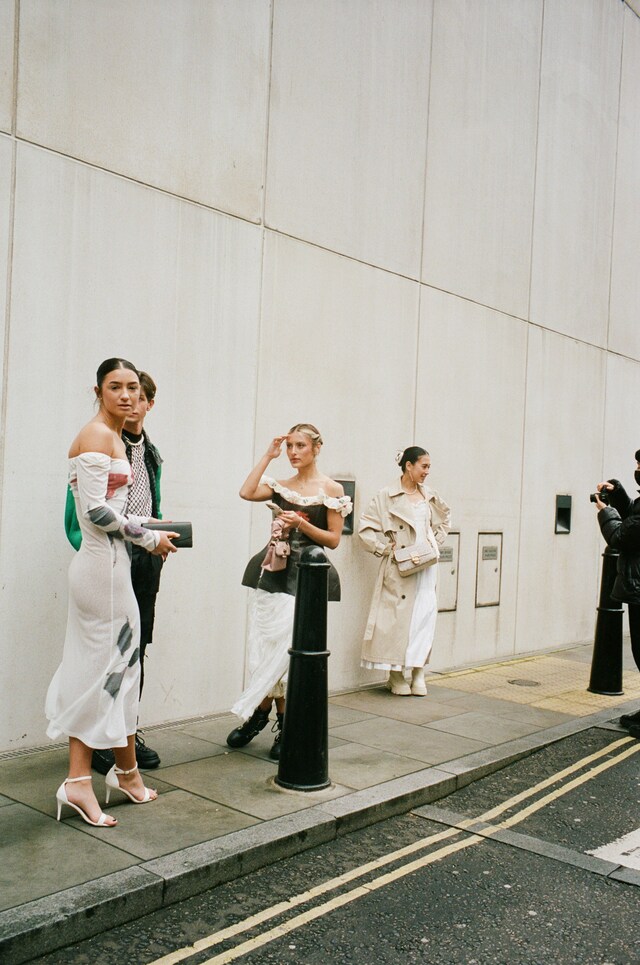 LFW AW22 street style 16