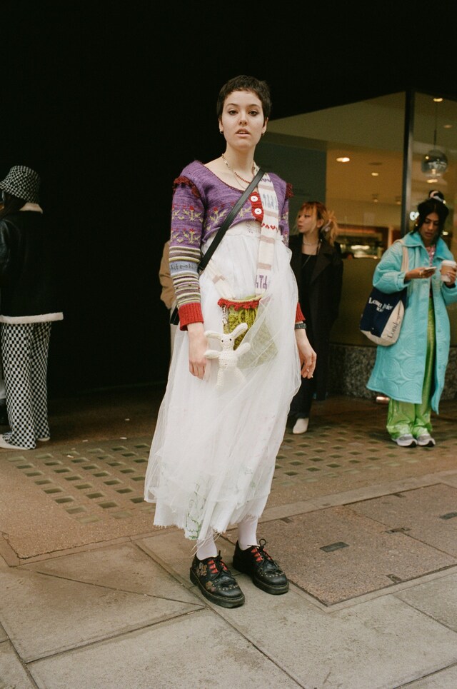 LFW AW22 street style 17