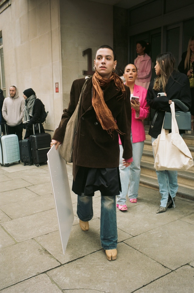 LFW AW22 street style 25