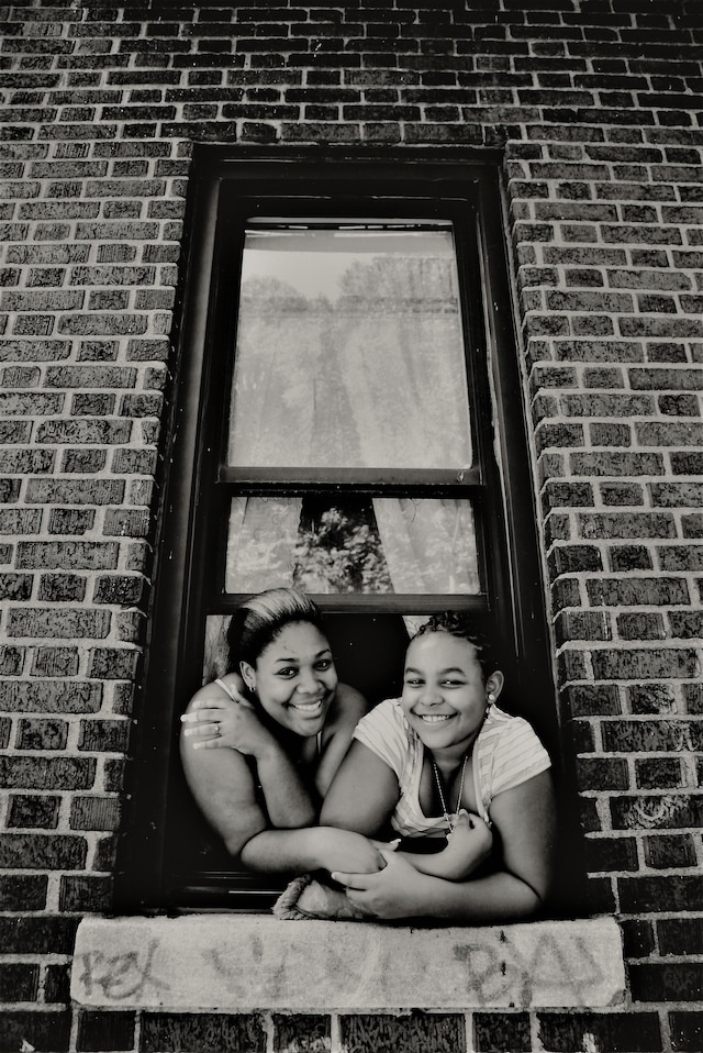 Jamel Shabazz, “Sisters. Bronx” (2010) 15