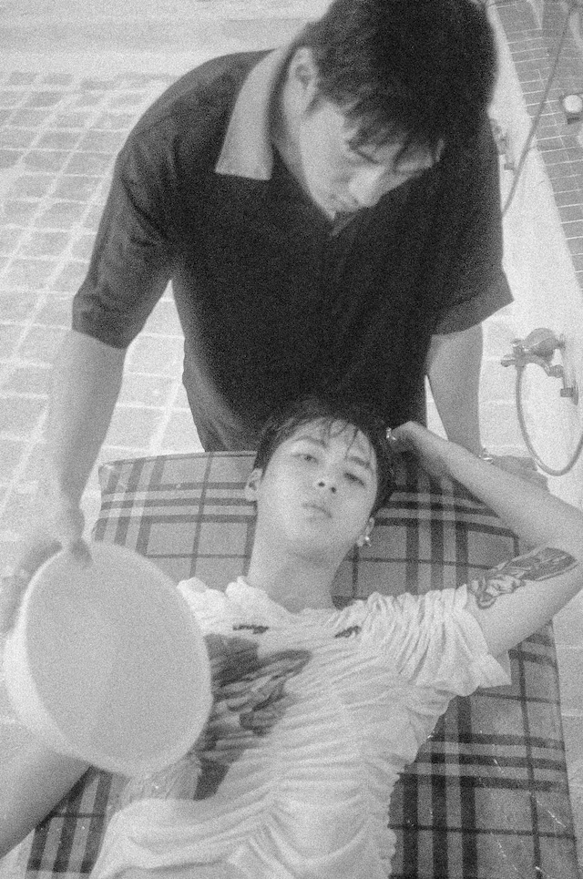 Kanmin Kim, Private Affairs in a Public Bathhouse 3
