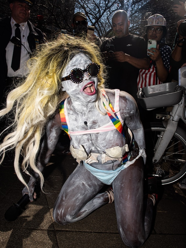 Photos from Trump’s courtroom arrest 11