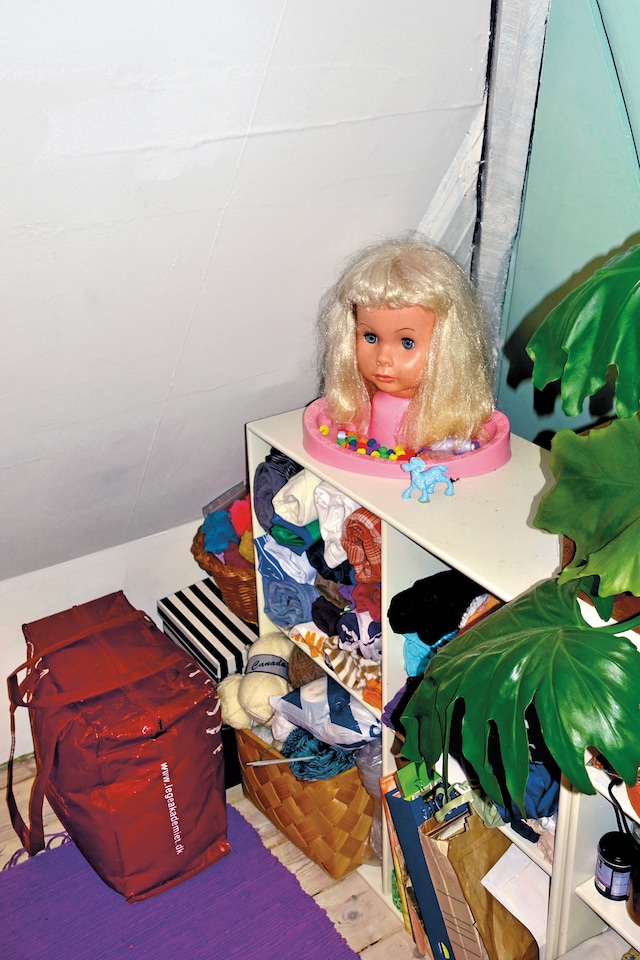 Barbara Marstrand, Still Life of Teenagers 18