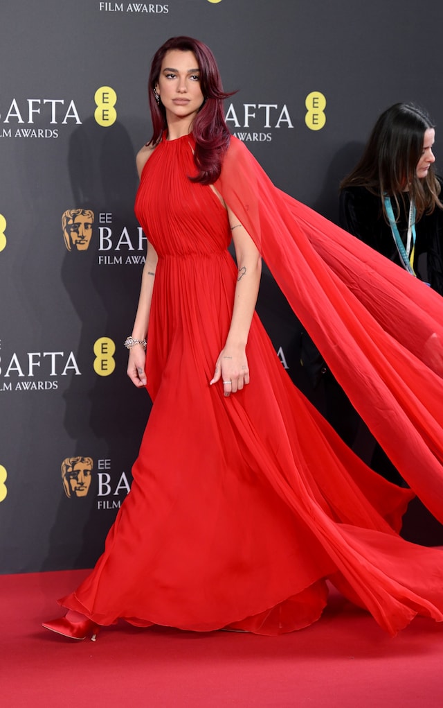 Dua Lipa in Valentino 6