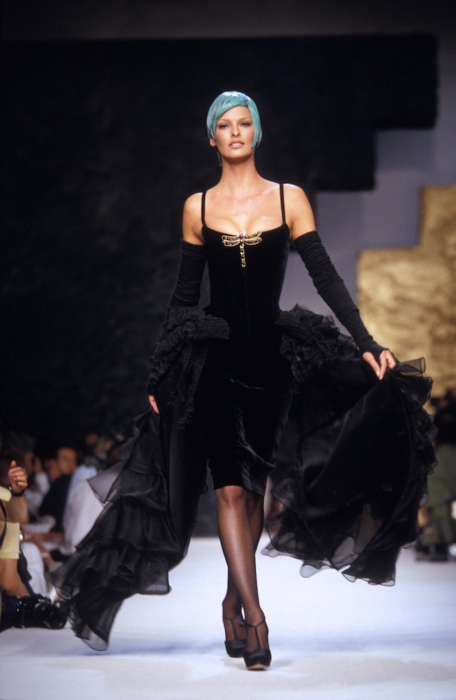 Linda Evangelista greatest runway looks 16