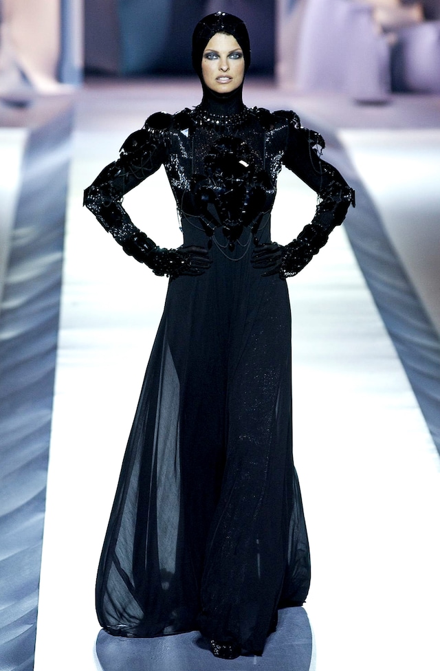 Linda Evangelista greatest runway looks 53