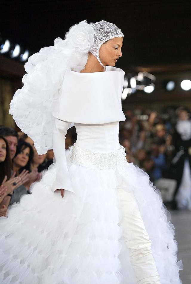Linda Evangelista greatest runway looks 52