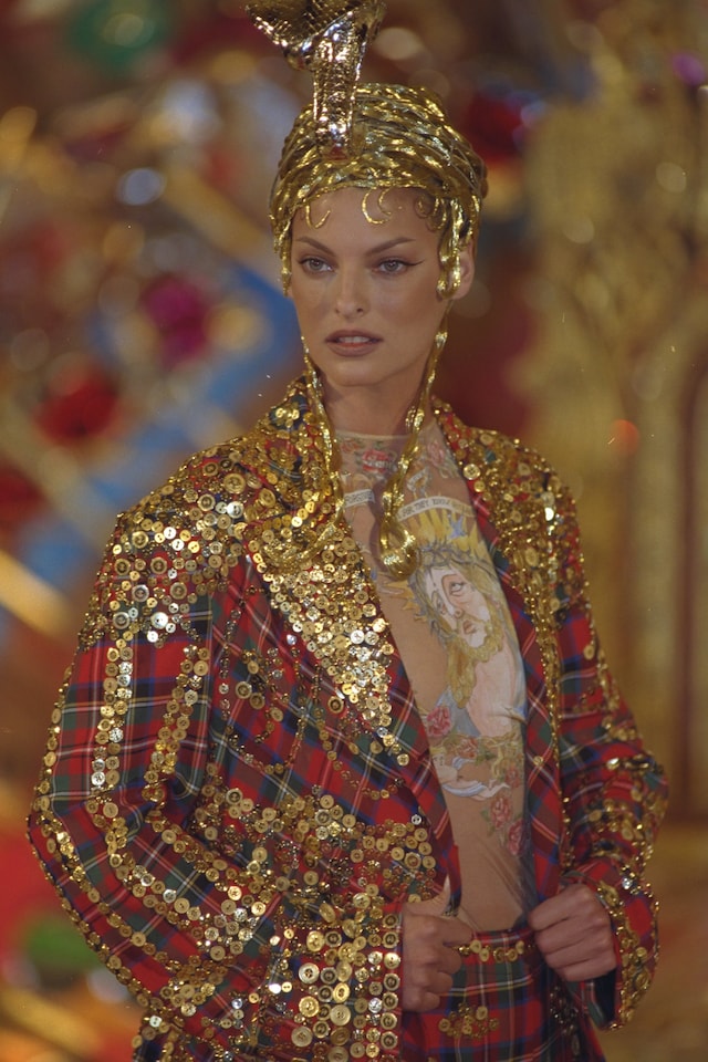 Linda Evangelista greatest runway looks 45