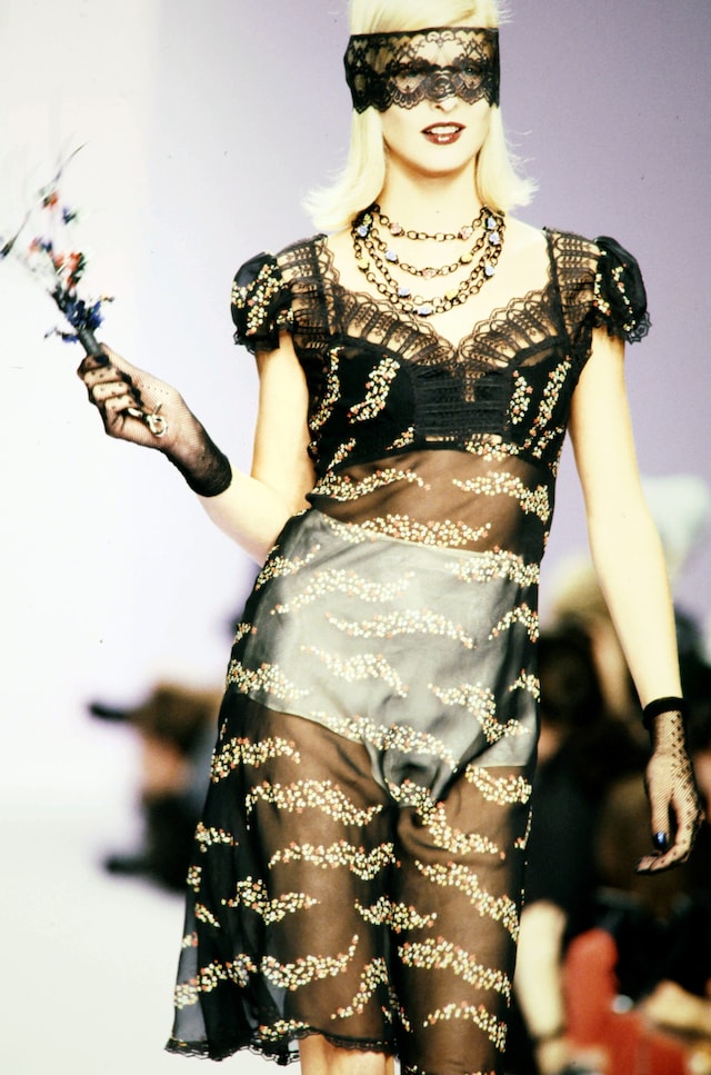 Linda Evangelista greatest runway looks 30