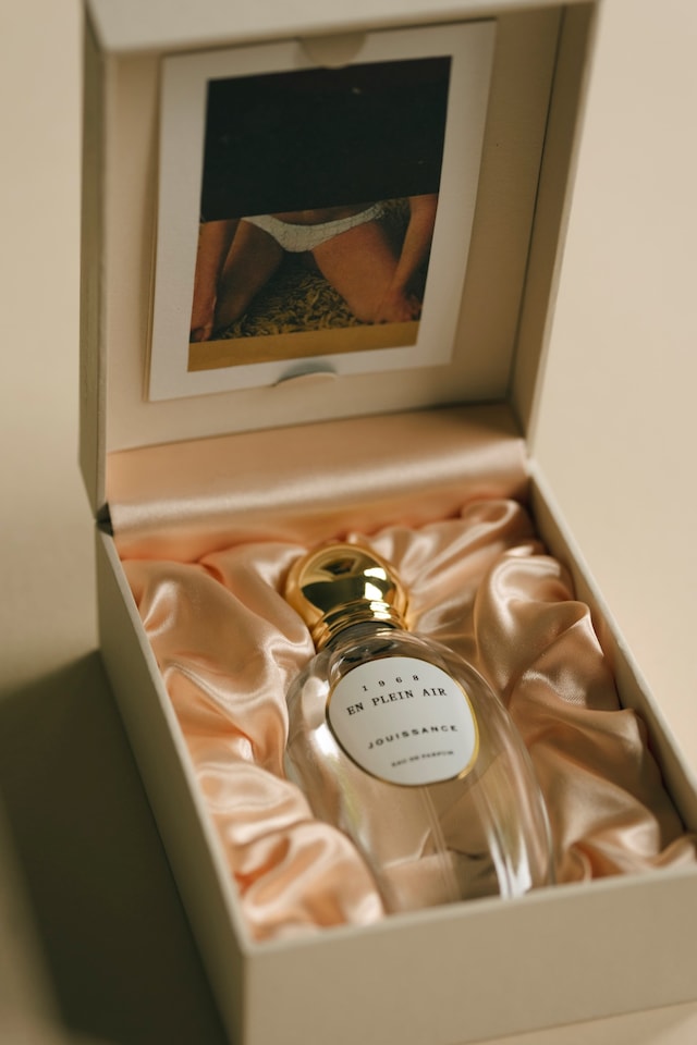 Jouissance perfumes erotic literature 14