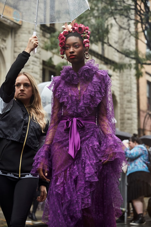 The Brief History of Wearing Flowers in your Hair 5