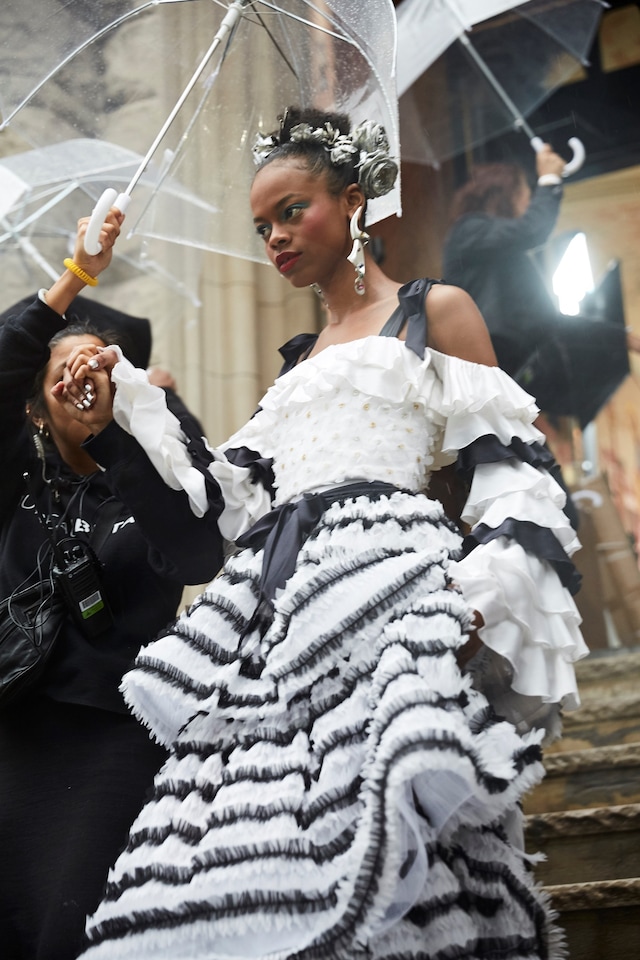 The Brief History of Wearing Flowers in your Hair 15