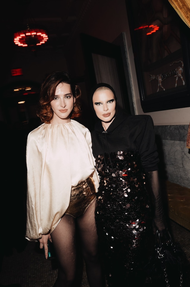 nyc-nov-hm-event-mingle-086_Julia-Fox-Hari-Nef 22