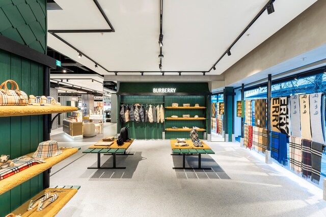 BURBERRY POPS INTO FLANNELS