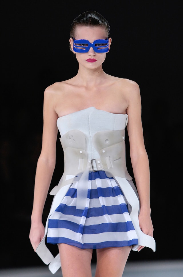Hussein Chalayan SS09 12
