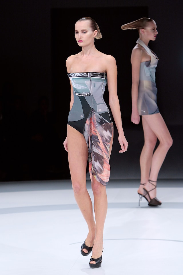 Hussein Chalayan SS09 21