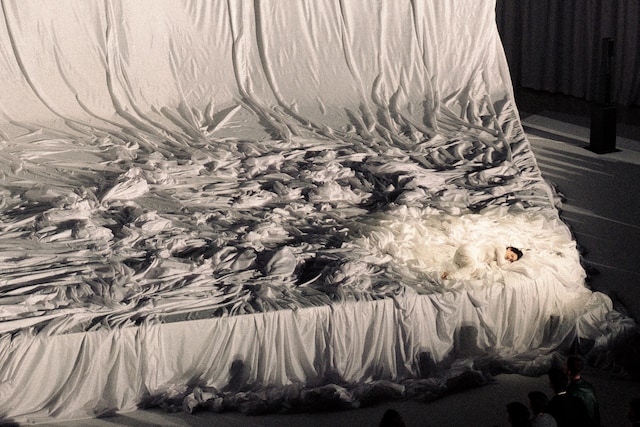 GUCCI AND ROSAL&#205;A GET SCULPTURAL