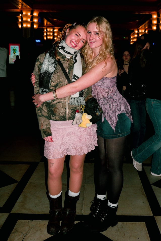 2hollis London street style 33