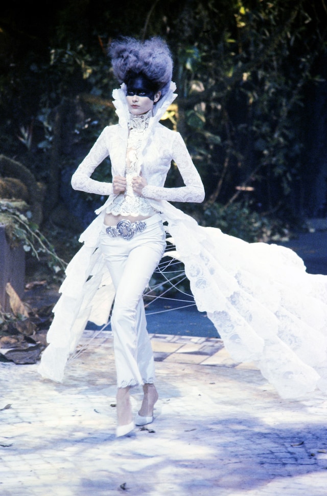 Shalom Harlow iconic catwalk moments 19