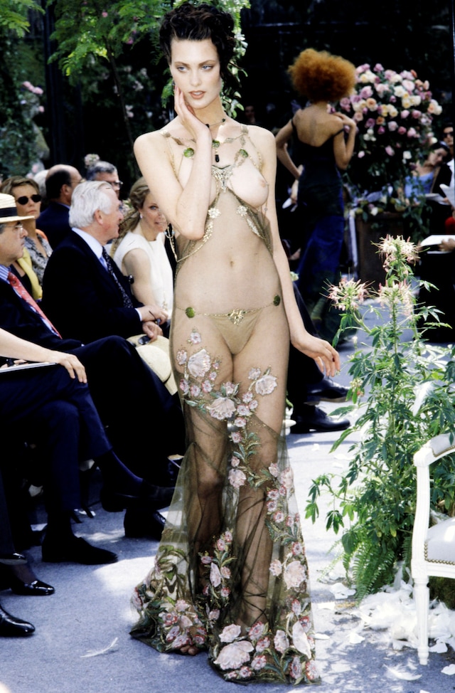 Shalom Harlow iconic catwalk moments 0